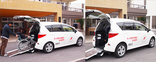 介護送迎車両のリフト機能デモンストレーション。車椅子乗降の様子を示す2枚組画像。